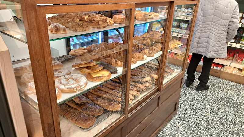 Fotografia tomada fuera de Can Vila - Forn de pa en Seva, Barcelona