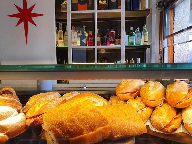 Fotografia tomada fuera de Cafè Royal - Cafeteria en Girona, Girona