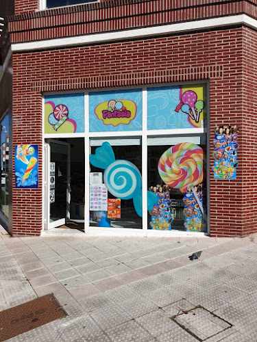 Fotografia tomada fuera de Fantasía Tienda de Chuches - Comercio en Castro-Urdiales, Cantabria