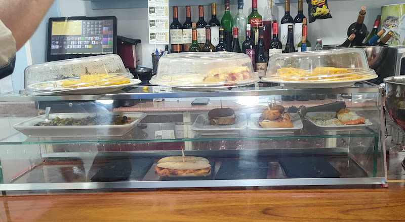 Fotografia tomada fuera de Cafe Bar Avenida - cafeterías en Castro-Urdiales, Cantabria