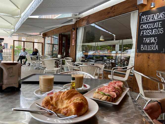 Fotografia tomada fuera de Nisio y Edith - cafeterías en Potes, Cantabria