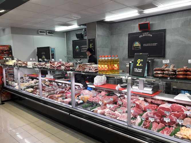 Fotografia tomada fuera de BM Shop - Supermercado en Las Arenas, Asturias