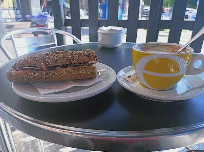 Fotografia tomada fuera de La Tertúlia - Cafeteria en Castelldefels, Barcelona
