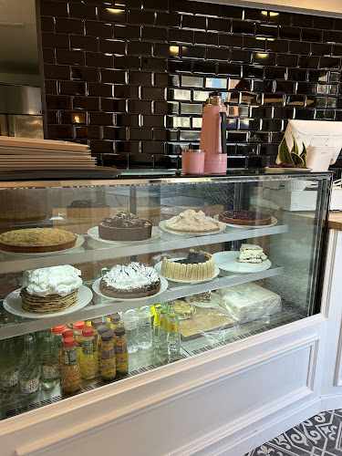 Fotografia tomada fuera de Hero’s Cake - cafeterías en Castelldefels, Barcelona