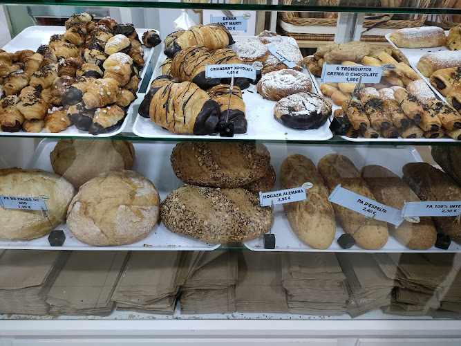 Fotografia tomada fuera de Cafetería Panadería Pastelería Elena - Forn de pa en Barcelona, Barcelona