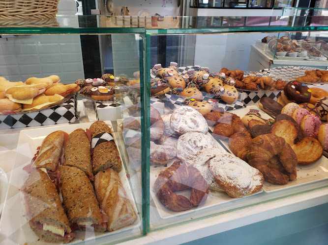 Fotografia tomada fuera de La Reposada Sants-Les Corts - Panadería en Barcelona, Barcelona