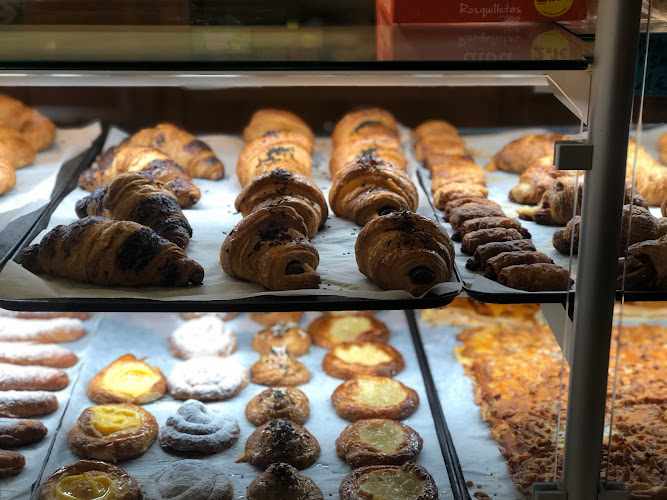 Fotografia tomada fuera de PANADERIA PASTELERIA CIPRES - Forn de pa en Cornellà de Llobregat, Barcelona