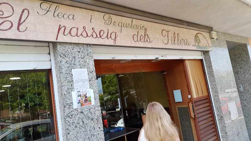 Fotografia tomada fuera de Fleca degustació El Passeig dels Til·lers - cafeterías en Corró d'Avall, Barcelona