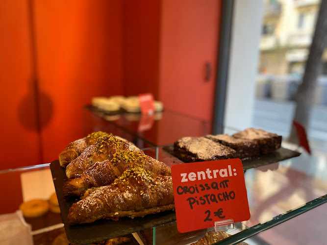 Fotografia tomada fuera de Zentral: Specialty Coffee & Bakery - cafeterías en Barcelona, Barcelona