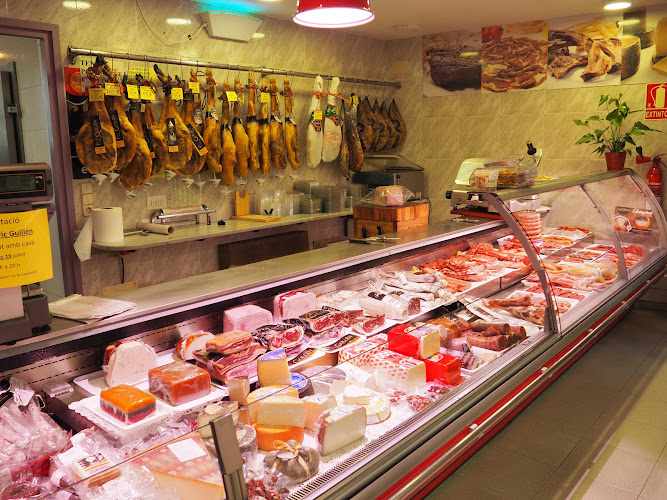 Fotografia tomada fuera de Fruiteria i Celler Jordi Bayés - Supermercat en Folgueroles, Barcelona