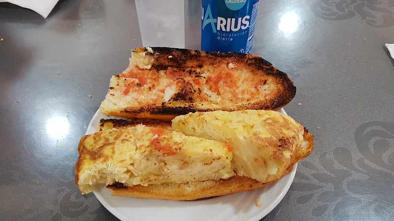Fotografia tomada fuera de Cafetería La Diezma - restaurantes en Huesca, Huesca