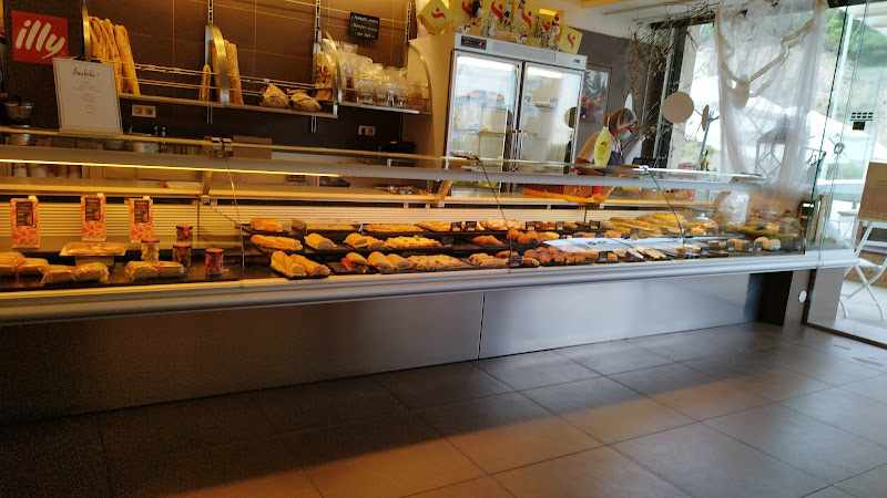 Fotografia tomada fuera de Sauleda Pastissers - Professional del servei d'àpats en Sant Cebrià de Vallalta, Barcelona