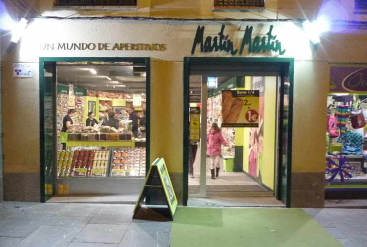 Fotografia tomada fuera de Martín Martín - Tienda de alimentación en Jaca, Huesca