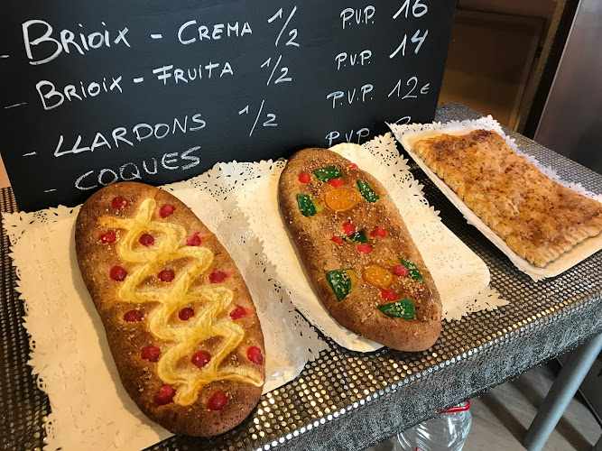 Fotografia tomada fuera de Forn Vell Taller de pan, Bollería y Chocolate - Forn de pa en Canet de Mar, Barcelona