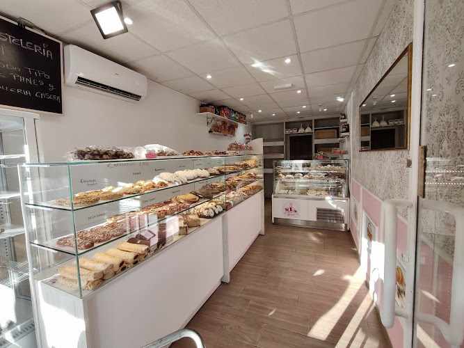 Fotografia tomada fuera de Panadería Pastelería Blanca - Panadería en Granada, Granada