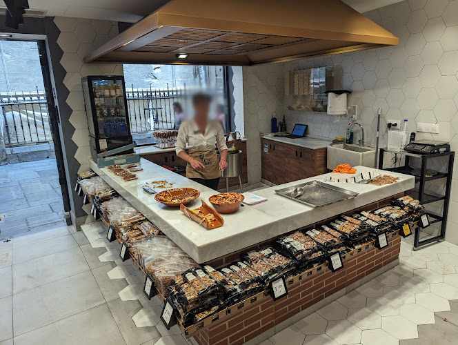 Fotografia tomada fuera de Sabor a España - Tienda de delicatessen en Granada, Granada