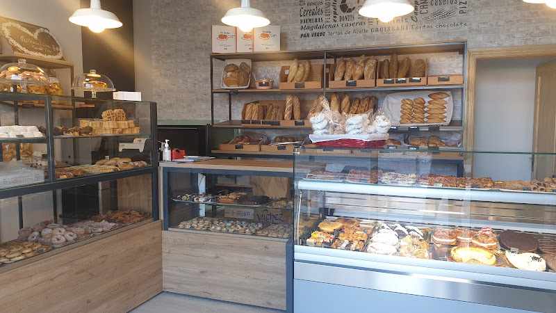 Fotografia tomada fuera de Panaderia Media Luna - Panadería en Granada, Granada