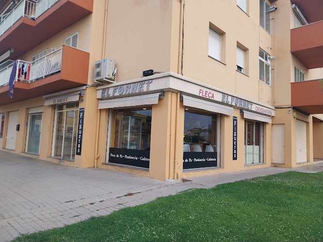 Fotografia tomada fuera de Forn de pa Figueras (antic El Fornet) - Panadería en Sant Romà de Miànigues, Girona