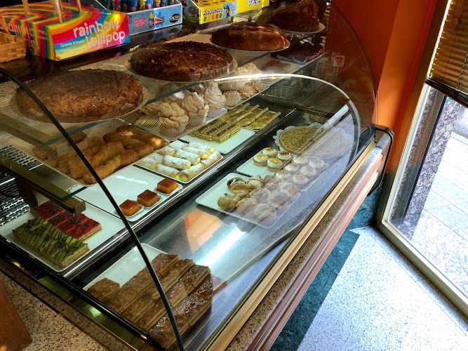 Fotografia tomada fuera de Pasteleria Delicias - Pastelería en Sarria, Lugo