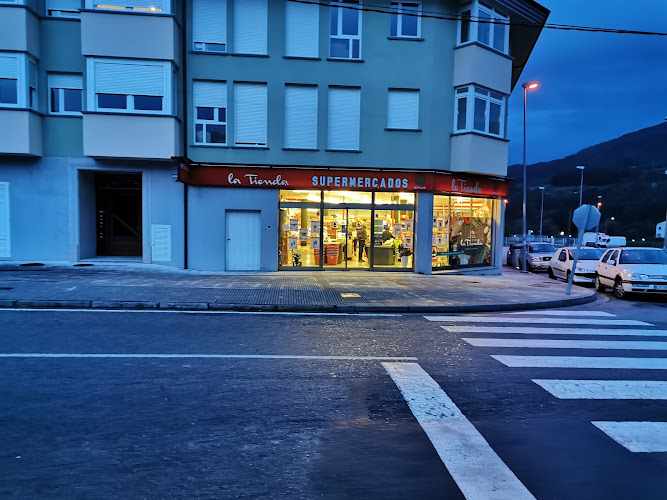 Fotografia tomada fuera de Supermercado La Tienda - Tienda de alimentación en Mondoñedo, Lugo
