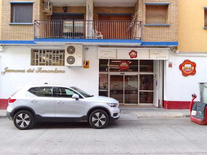 Fotografia tomada fuera de Jamones Arnal - Tienda de alimentación en Barbastro, Huesca