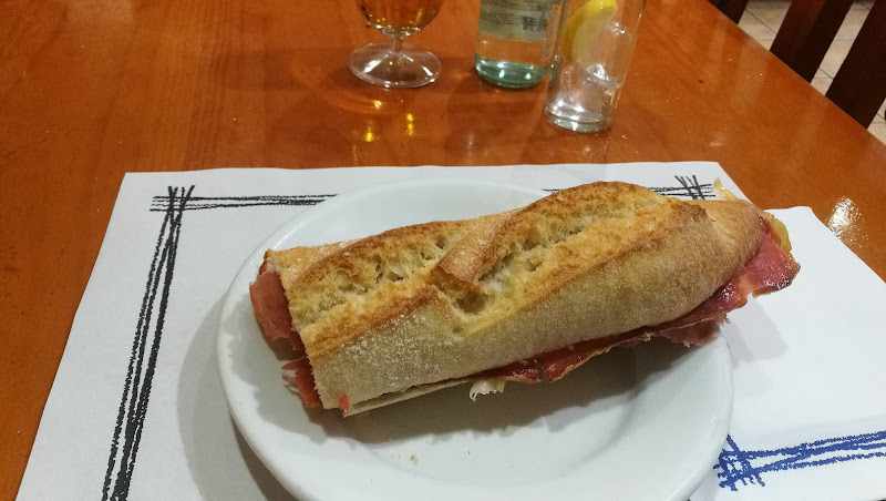 Fotografia tomada fuera de Hostal Isidro | Puente de Montañana - restaurantes en Puente de Montañana, Huesca