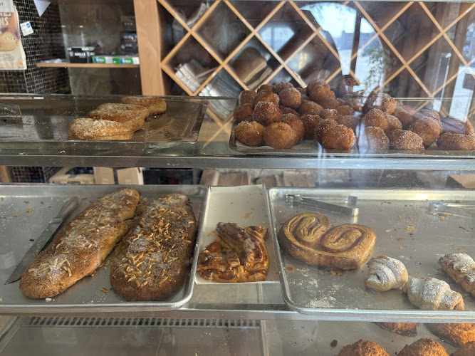 Fotografia tomada fuera de Horno de Pan - Botiga de barri en La Panadella, Barcelona