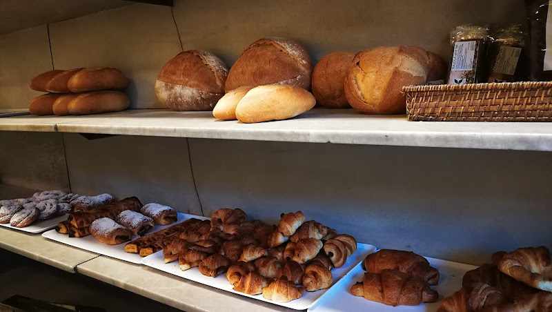 Fotografia tomada fuera de Forn de Pa Fitó - Cal Fidel - Panadería en Calaf, Barcelona