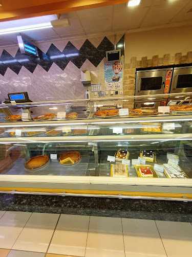 Fotografia tomada fuera de Supermercados Froiz - Supermercado en Arzúa, A Coruña
