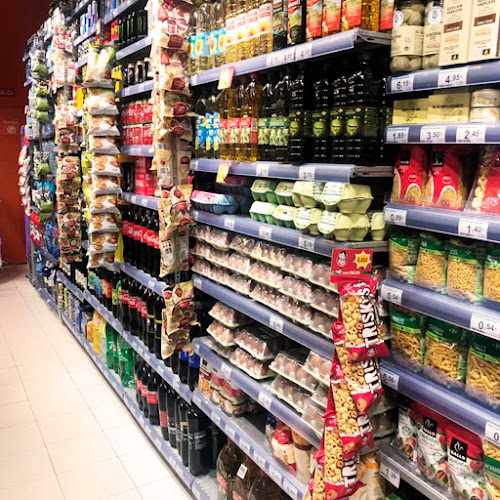 Fotografia tomada fuera de Carrefour - Hipermercado en Olot, Girona