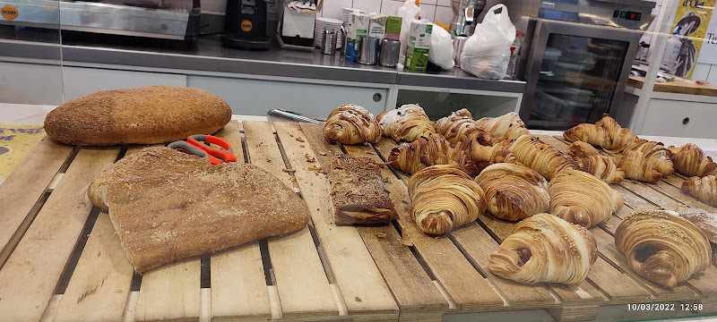 Fotografia tomada fuera de Plaza del Mercado de Olot - Mercat d'aliments frescos en Olot, Girona