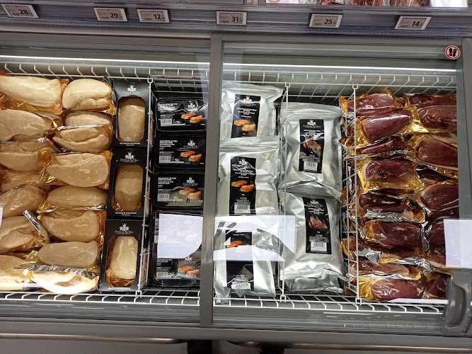 Fotografia tomada fuera de GM Cash Gros Mercat Olot - Botiga a l'engròs per a membres en Olot, Girona