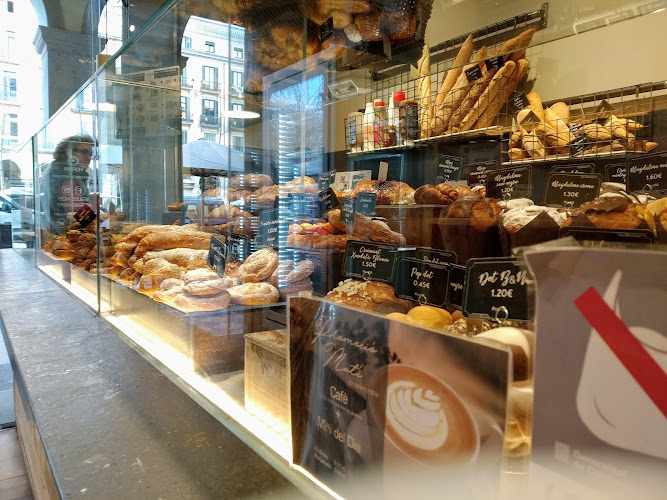 Fotografia tomada fuera de PdePÀ Bakery Plaça Independència - Cafetería en Girona, Girona