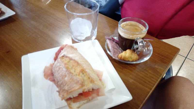 Fotografia tomada fuera de Cafeteria Minairons - cafeterías en Madà, Girona