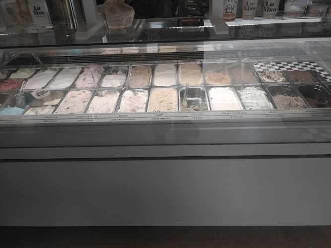 Fotografia tomada fuera de Heladería La Xixonenca - Gelateria en Manresa, Barcelona