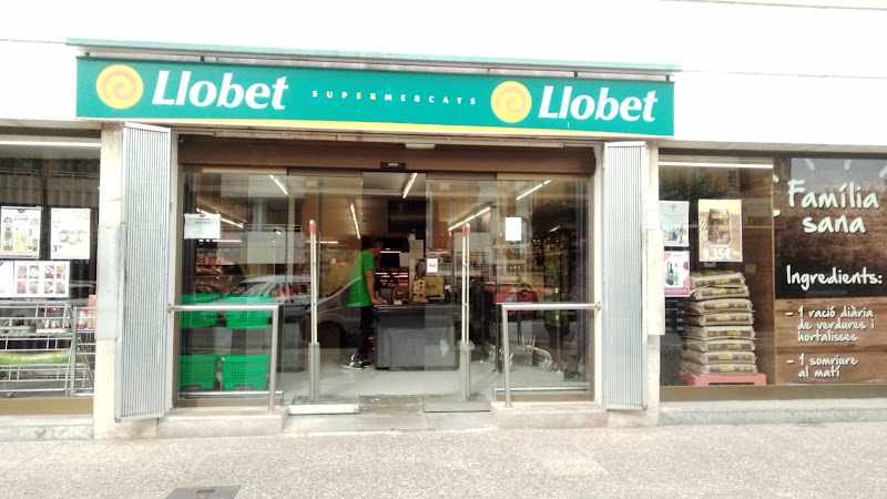 Fotografia tomada fuera de Supermercat Llobet - Supermercado en Manresa, Barcelona