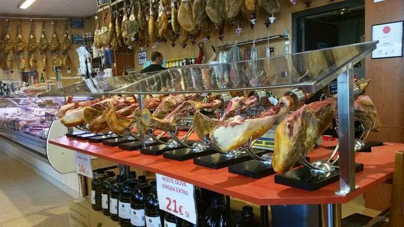 Fotografia tomada fuera de Jamonería Pata Negra - Tienda de jamones en Manresa, Barcelona