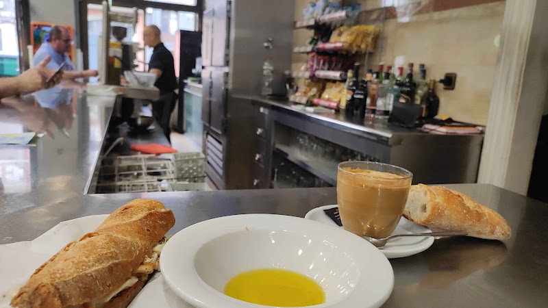Fotografia tomada fuera de Café Restaurante Chinito - restaurantes en Manresa, Barcelona