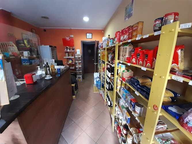 Fotografia tomada fuera de dequeviures - Tienda de alimentación en Molins de Rei, Barcelona