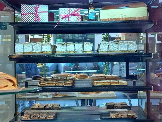 Fotografia tomada fuera de Pastelería La Obrera - Pastelería en Gijón, Asturias