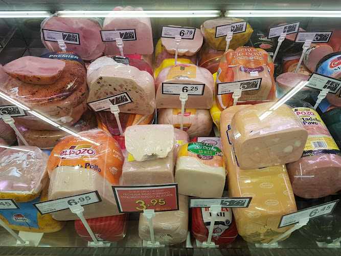 Fotografia tomada fuera de Autoservicios Familia - Supermercado en Villablino, León