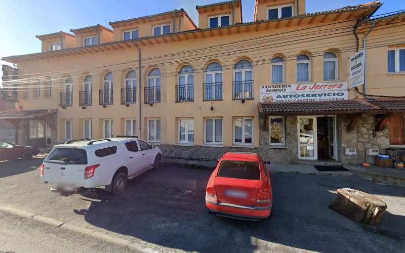 Fotografia tomada fuera de Panadería La Jerrera - Panadería en Hoyos del Espino, Ávila