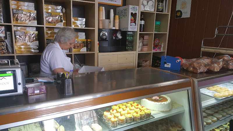 Fotografia tomada fuera de Pastelería Soles de Gredos - Panadería en Hoyocasero, Ávila