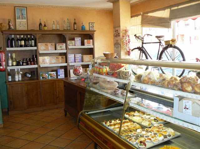 Fotografia tomada fuera de El Horno de Eladia - Bakery en Puente Villarente, León
