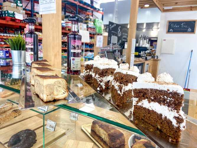 Fotografia tomada fuera de Supermercado Borosa Market Roquetas de Mar - Supermercado en Roquetas de Mar, Almería