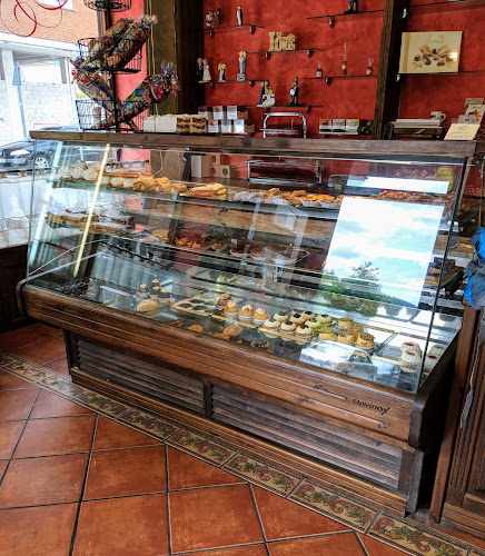 Fotografia tomada fuera de Confitería Martín - Pastelería en Los Corrales de Buelna, Cantabria