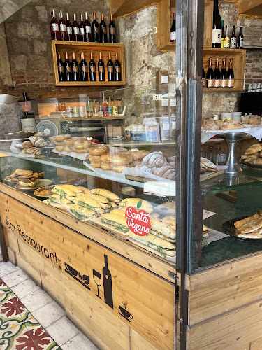 Fotografia tomada fuera de Santa Vegana - Restaurante vegano en Barcelona, Barcelona