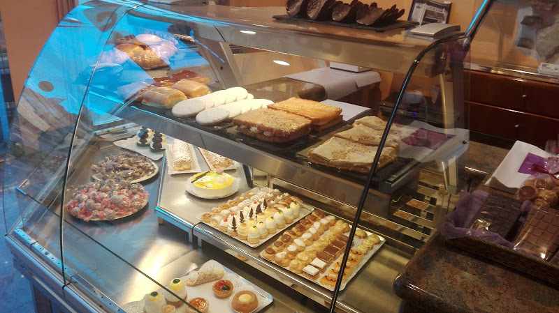 Fotografia tomada fuera de Pastelería Uyarra - Pastelería en Sopela, Vizcaya