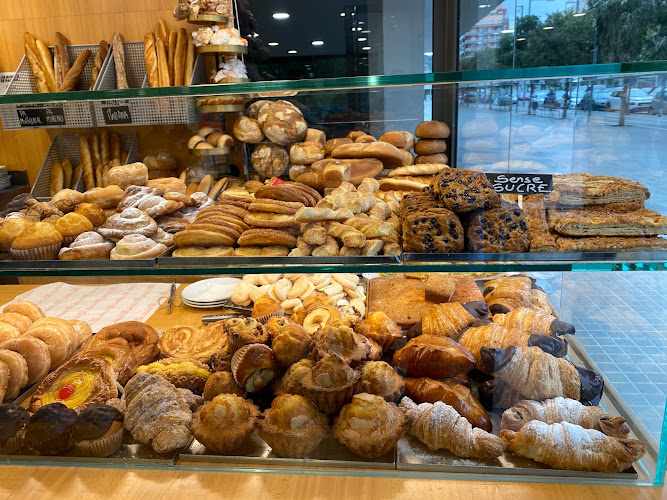 Fotografia tomada fuera de Catafal forners - Panadería en Badalona, Barcelona
