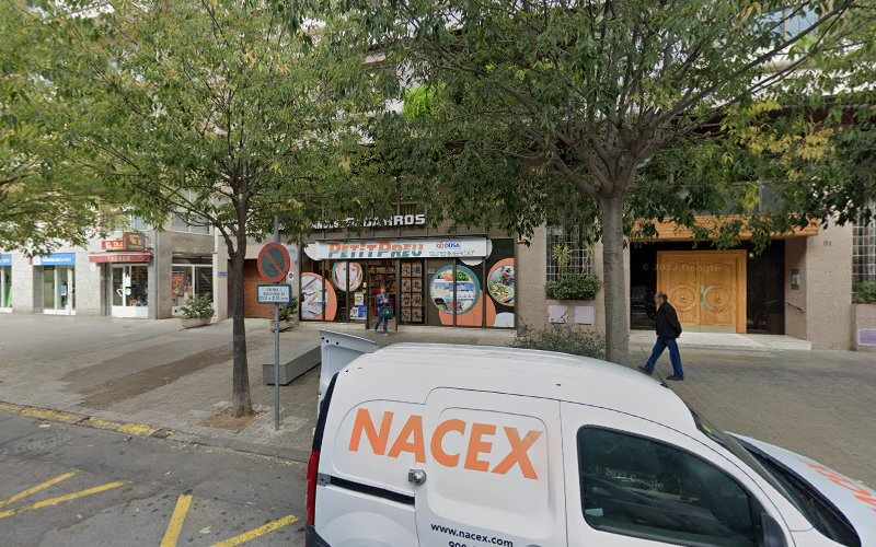 Fotografia tomada fuera de Supermercat Petit Preu - Supermercat en Berga, Barcelona